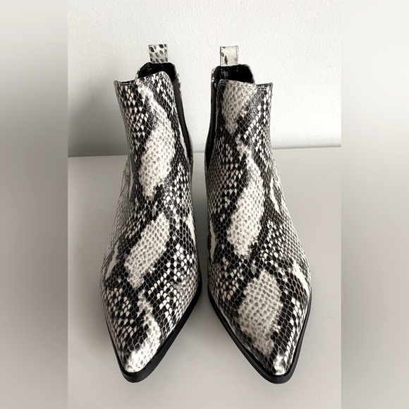 NWT Blondo Emelia Waterproof Chelsea Snakeskin Boots - Picture 3 of 10